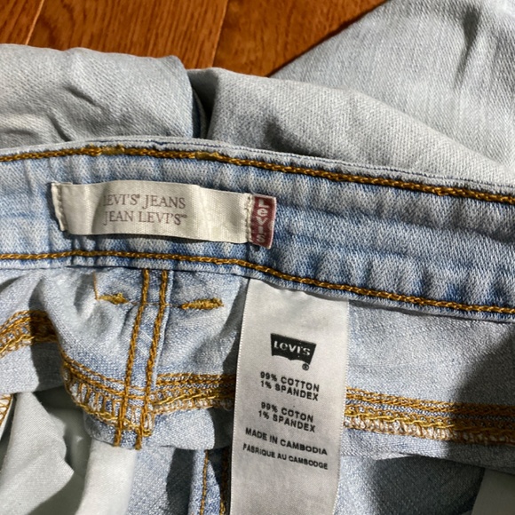Levi’s light wash shorts - Picture 9 of 10